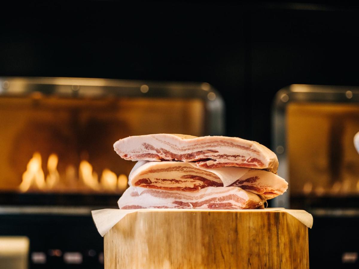 金泽凯悦尚萃酒店 外观 照片 Pork prepared for roasting