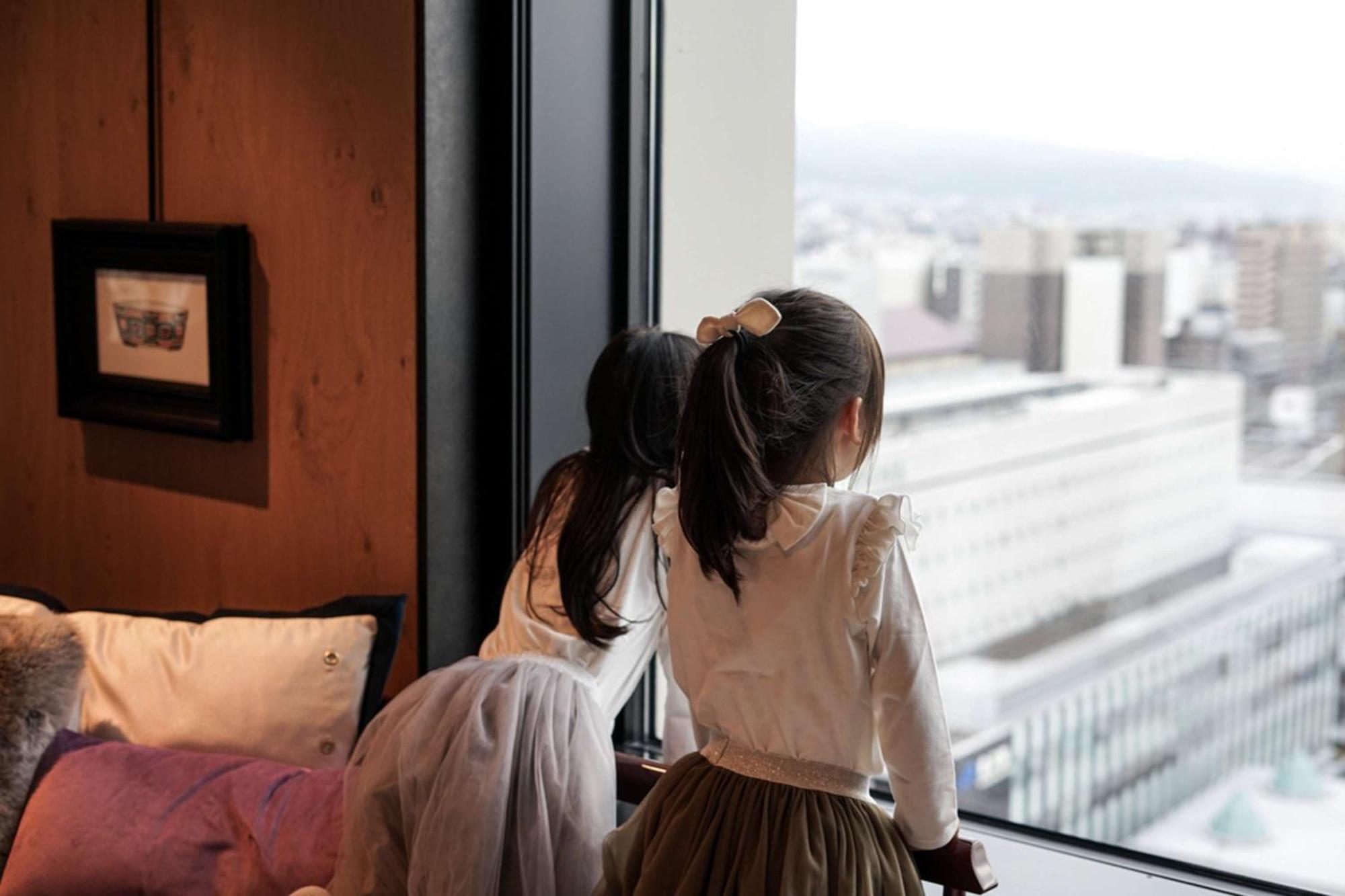 金泽凯悦尚萃酒店 外观 照片 Two girls in hanbok